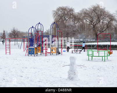 Le Snowman et aire de jeux pour enfants dans les jardins d'hiver - Radnor, Strawberry Hill Banque D'Images