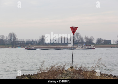 Péniche sur la rivière Merwede aux Pays-Bas Banque D'Images