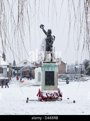 La neige a couvert War Memorial et du pavot à Radnor Gardens, Strawberry Hill Banque D'Images