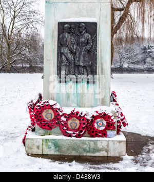 La neige a couvert War Memorial et du pavot à Radnor Gardens, Strawberry Hill Banque D'Images