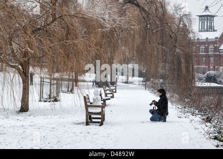 Photo photographe de bonhomme de neige sur un banc dans les jardins de Radnor, Strawberry Hill Banque D'Images