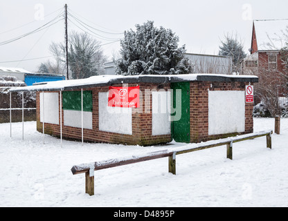 Kiosque de rafraîchissements fermé couvert de neige dans les jardins de Radnor, Strawberry Hill Banque D'Images