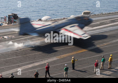 Un EA-6B lance de l'USS Dwight D. Eisenhower. Banque D'Images