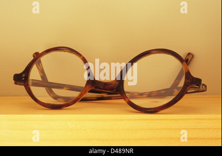 Compte tenu de la hauteur des yeux lunettes rondes vintage avec écaille de frames assis sur étagère en bois étroit Banque D'Images