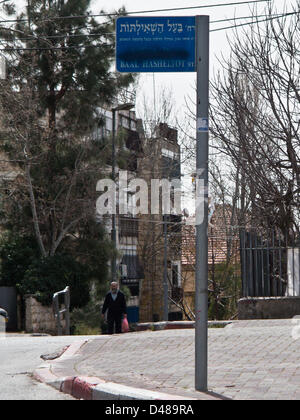 Une inscription trilingue portant le nom d'Baal-Hasheltot Street a été vandalisé, ruinant l'inscription en arabe, dans le cadre d'une campagne raciste anti-arabe, généralisée dans l'Kirayt Moshe quartier. Jérusalem, Israël. 8-mars-2013. Des signes de racisme anti-arabes sont évidentes comme un grand nombre de plaques de rue ont été tendentiously vandalisé dans la sioniste-religieux moderne près de Kiryat Moshe, ruinant délibérément trilingue arabe inscription sur des plaques de rue. Banque D'Images