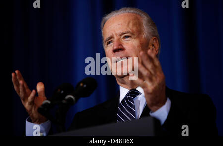 United States Vice-président Joseph Biden Jr. parle avant que le président des États-Unis, Barack Obama signe la Loi sur la violence contre les femmes au Ministère de l'intérieur de Washington, D.C. le jeudi, 7 mars 2013. Crédit : Dennis Brack / Piscine via CNP Banque D'Images