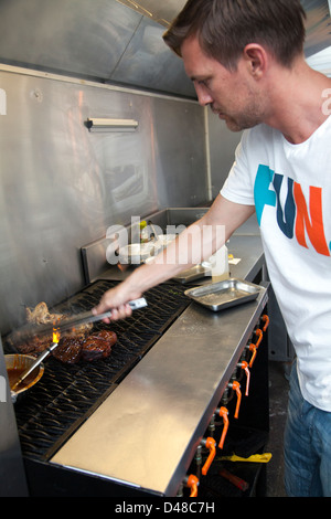 Griller la viande au restaurant de l'arrière-cour à Sea Point - Le Cap Banque D'Images