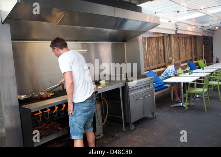 Griller la viande au restaurant de l'arrière-cour à Sea Point - Le Cap Banque D'Images