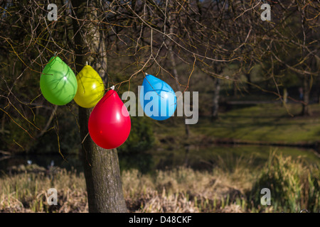 La pendaison ballons d'un arbre, Glasgow Park Banque D'Images