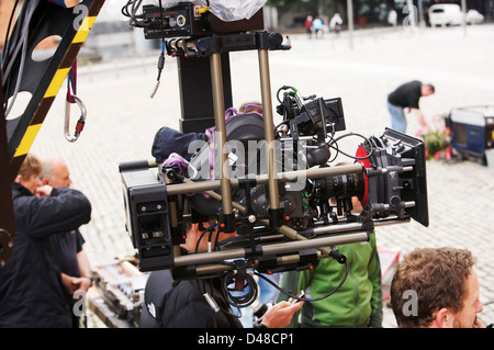 Un décor de cinéma avec film et de l'équipement de forage/gréement et de camions de transport à Smithfield Square Dublin, Irlande Banque D'Images