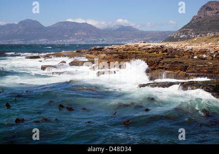 Mer forte à Kalk Bay à Cape Town - Afrique du Sud Banque D'Images