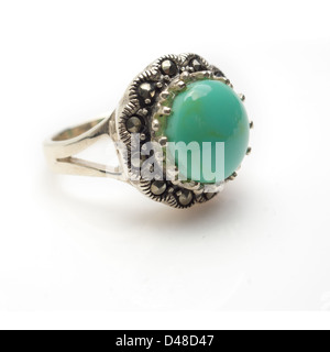 L'argent sterling bague cabochon turquoise ronde avec la marcassite. Isolé sur fond blanc avec ombre légère Banque D'Images