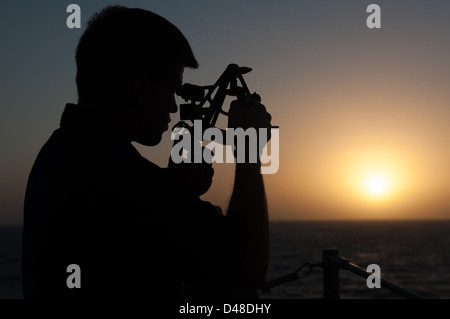 Un marin de la marine américaine utilise un statomètre, un appareil utilisé pour mesurer les distances sur les cartes et les cartes, dans le cadre des tâches de navigation et de planification dans la zone de responsabilité de la 5e flotte. Banque D'Images