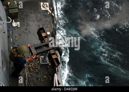 Les feux d'un marin d'un double canon de calibre 50 canon. Banque D'Images