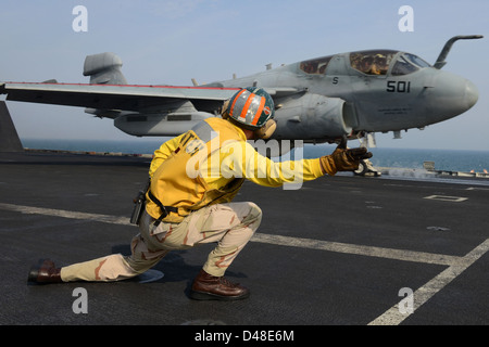 L'officier lance un EA-6B. Banque D'Images