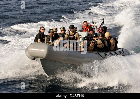 Les marins monter dans un canot pneumatique à coque rigide. Banque D'Images