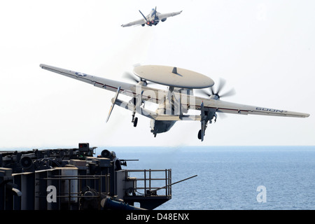 Un E-2C Hawkeye et un F/A-18E Super Hornet lancer en mer. Banque D'Images