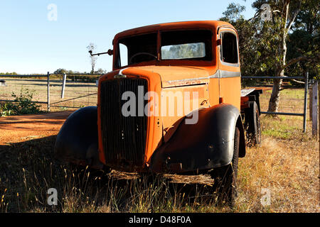 1 Morris classique camion commercial à l'entrée de biens agricoles, le sud-ouest de l'Australie Banque D'Images