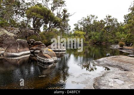 Le granit des rochers et de la rivière Franklin, Walpole le sud-ouest de l'Australie Banque D'Images