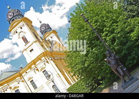 La Grande Église réformée, Debrecen, Hajdú-Bihar, comté de l'est de la Hongrie. Statue du poète Lőrinc Szabó au premier plan. Banque D'Images