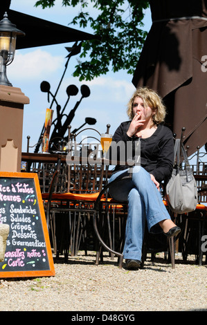 De nouvelles lois font que les fumeurs sont maintenant obligés de fumer à l'extérieur des cafés et restaurants en France. Codes, Tarn, France Banque D'Images