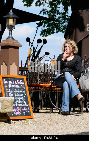 De nouvelles lois font que les fumeurs sont maintenant obligés de fumer à l'extérieur des cafés et restaurants en France. Codes, Tarn, France Banque D'Images