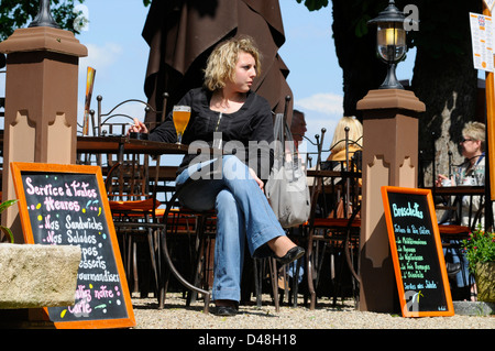 De nouvelles lois font que les fumeurs sont maintenant obligés de fumer à l'extérieur des cafés et restaurants en France. Codes, Tarn, France Banque D'Images