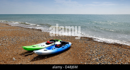 Kayaks Surf sur Hove beach, East Sussex, Angleterre Banque D'Images