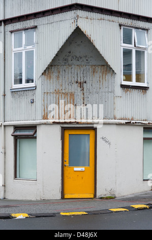 Peint en couleur de la tôle ondulée clad bâtiments dans Reykjavik Islande Banque D'Images