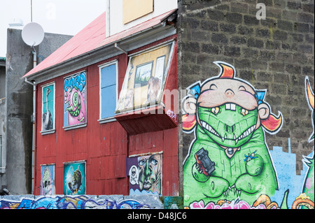 Mur couvert de graffitis à Reykjavik Islande Banque D'Images