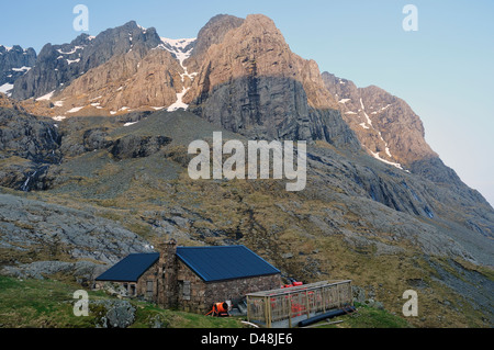 Scottish Mountaineering Club CIC Hut au Ben Nevis, avec le lever du soleil sur les falaises au-dessus Banque D'Images