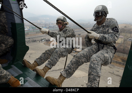 2e Armée US Infantry soldats se préparent à une descente en rappel d'un UH-60 Black Hawk au cours d'un parcours du combattant, le 7 mars 2013, au Camp Mobile, la Corée du Sud. Banque D'Images