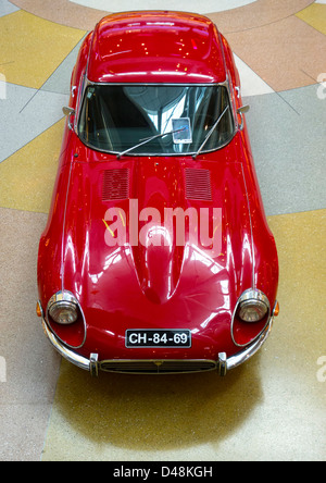 Vue aérienne d'une Jaguar Type E rouge vintage voiture de sport britannique Banque D'Images