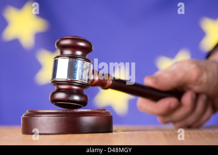 Hand banging gavel on sounding block Banque D'Images