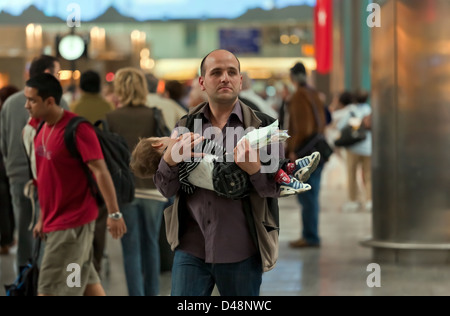 Istanbul, Turquie, l'aéroport International Ataturk, le père et l'enfant dans la zone de transit Banque D'Images