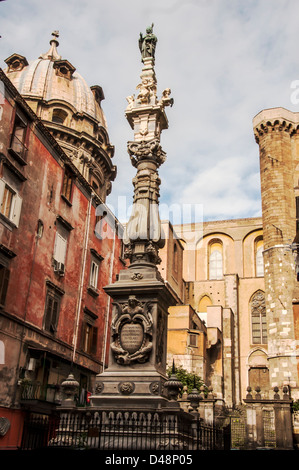 Monument au centre historique de Naples, Italie Banque D'Images