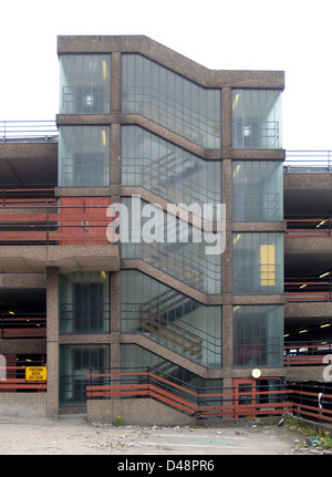 Le parking en Écosse, construit en juillet 2005, est un exemple moderne d'architecture brutaliste. Dotée d’éléments en béton et préfabriqués, la structure reflète une approche utilitaire tout en conservant un design fonctionnel. La simplicité et la matérialité brute du bâtiment sont typiques du brutalisme, intégrant des escaliers et une esthétique moderniste. Banque D'Images