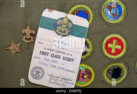 Un Scout sash avec insignes de mérite et de première classe et star du scoutisme, les axes de 1955. Banque D'Images