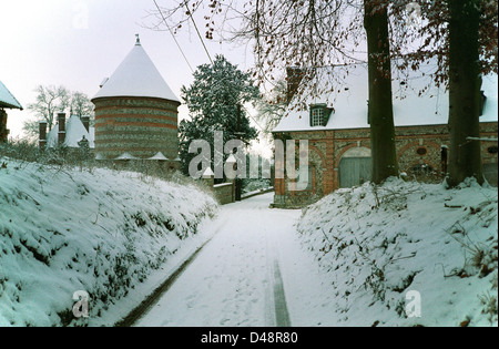 Village-rue dans la neige, Normandie, France Banque D'Images