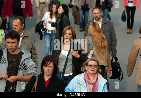 Varsovie, Pologne, de passants pendant les heures de pointe de l'après-midi le Rondo Dmowskiego Romana Banque D'Images