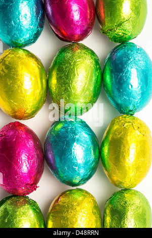 Les oeufs de Pâques colorés enveloppé d'aluminium passage tourné Banque D'Images