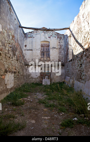 Bâtiment abandonné sur le quai de Bosa, Sardaigne, Italie Banque D'Images