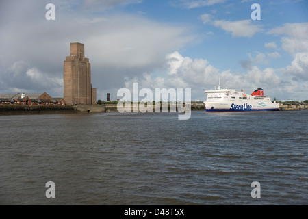 Birkenhead, le Ferry de Belfast et de la Mersey Tunnel Ventilation du bâtiment de l'arbre et de la Mersey River Mersey Ferry Banque D'Images