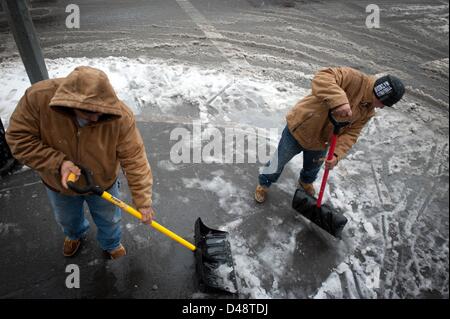 New York, USA. 8 mars 2013. Pelleter sur la rue Charles comme une tempête de hits New York, vendredi, 8 mars 2013. (Crédit Image : Crédit : Bryan Smith/ZUMAPRESS.com/Alamy Live News) Banque D'Images