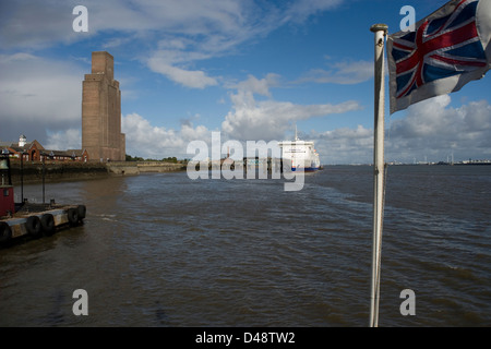 Birkenhead, le Ferry de Belfast et de la Mersey Tunnel Ventilation Bâtiment l'arbre fand Mersey River de la Mersey Ferry Banque D'Images