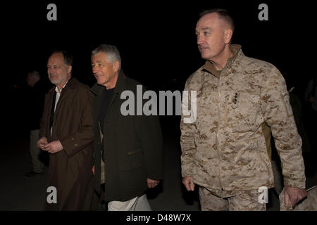 Le secrétaire américain à la défense Chuck Hagel promenades avec l'Ambassadeur des Etats-Unis en Afghanistan James Cunningham et Marine Corps Général Joseph Dunford, commandant de la Force de sécurité internationale, à son arrivée. Hagel est arrivé en Afghanistan lors de son premier voyage en tant que secrétaire de la défense et se réunira avec les troupes américaines, l'OTAN et les dirigeants afghans. Banque D'Images