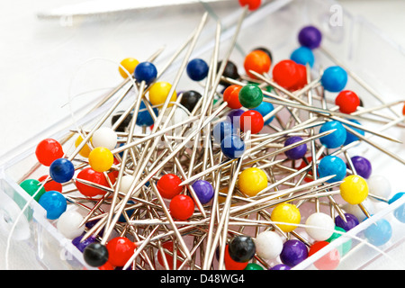 Fouillis de couturière/craft épingles droites avec des têtes en plastique de couleur Banque D'Images