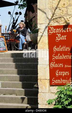 De nouvelles lois font que les fumeurs sont maintenant obligés de fumer à l'extérieur des cafés et restaurants en France. Codes, Tarn, France Banque D'Images