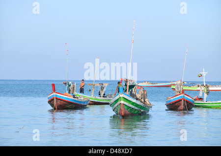 Des bateaux de pêche, à la plage de Ngapali, à Thandwe, l'État de Rakhine, au Myanmar Banque D'Images