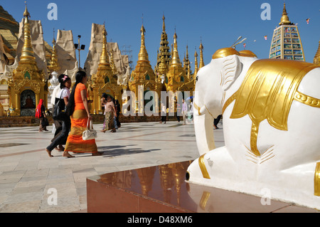 Statue de l'éléphant et les visiteurs, Shwedagon Pagoda, Yangon, Myanmar Banque D'Images
